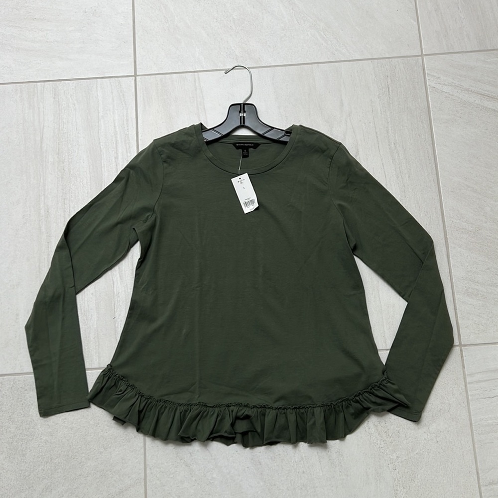 NWT woman’s small Banana republic cotton long sleeve shirt with ruffle bottom.